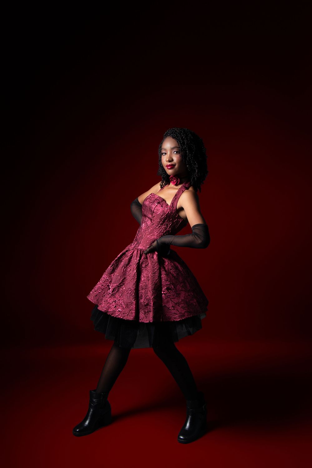 Fotografía de moda en estudio con fondo rojo